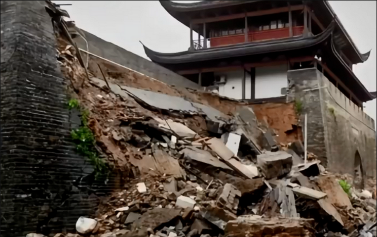 中国千年古城门不堪暴雨，城墙崩塌 | 八阕