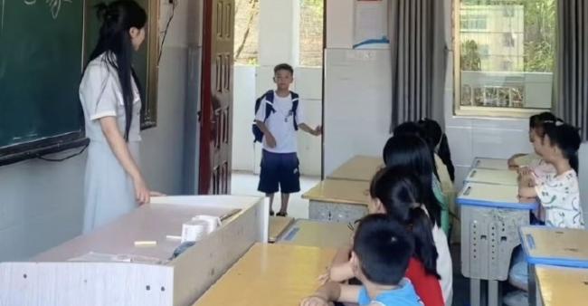 男童开学进教室,看到班导瞬石化 | 八阕