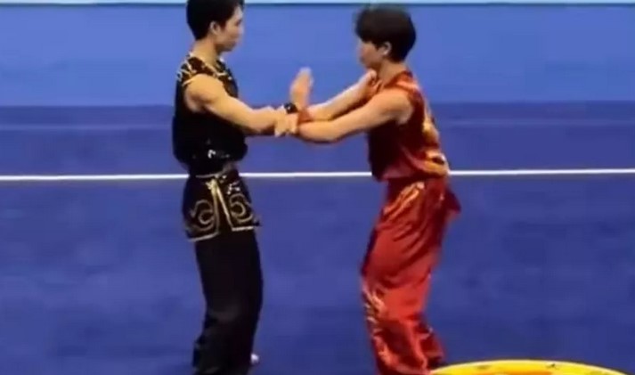 武术赛事，选手“温柔对打” | 八阕